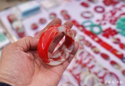 玉器市場上廉價(jià)的“雞血玉”怎回事?賣家說不懂,但都有玉器證書