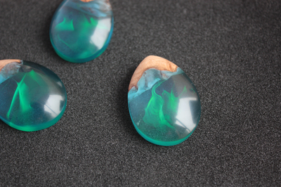 美麗的極光吊墜 木與樹脂的完美結合