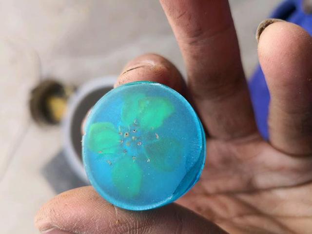 為什么樹脂河流桌拋光到3000目仍未達到鏡面效果？